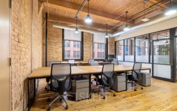 Heller, möblierter Büroraum im Bürogebäude am Brockenweg 2, Hall in Tirol, mit mehreren Arbeitsplätzen und Holzboden. Ideal für Unternehmen, die eine Bürofläche mieten möchten.