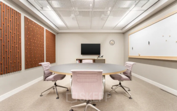 Moderner Konferenzraum im Brockenweg 2, Hall in Tirol. Helle Wände, runder Tisch, bequeme Stühle. Perfekt für geschäftliche Meetings. Ideal, um einen Büroraum zu mieten.