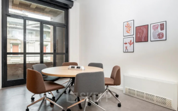 Moderner Besprechungsraum mit runden Tisch und fünf Stühlen im Brockenweg 2, Hall in Tirol. Geeignet zum Büroraum mieten für Meetings und Arbeitsgruppen.