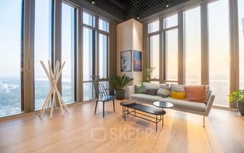 Moderne, helle Lounge im Bürogebäude am Brockenweg 2, Hall in Tirol, ideal für informelle Meetings. Bürofläche mieten mit stilvollem Ambiente. Großflächige Fenster bieten viel Tageslicht.