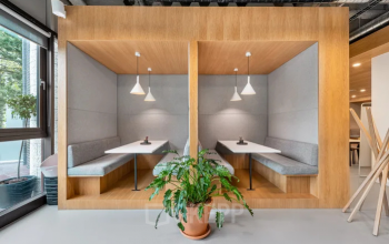 Moderne Arbeitskabinen im Büro am Brockenweg 2, Hall in Tirol, mit hellem Holzdesign und Sitzflächen. Ideal zum Büroraum mieten für kreative Teammeetings oder ruhiges Arbeiten.