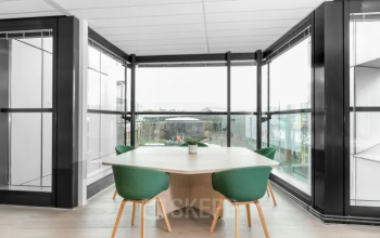 Moderne Bürofläche mieten im Brockenweg 2, Hall in Tirol: Heller Raum mit großen Fenstern und stilvoller Möblierung, ideal für Meetings.