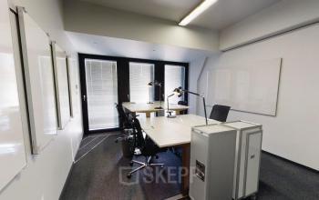 Modernes Büro zur Miete in der Domstraße 10, Hamburg Altstadt, mit großen Fenstern und Schreibtischen.