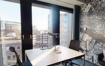 Modernes Büro in der Domstraße 10, Hamburg Altstadt, mit zwei Stühlen, Tisch und großem Fenster mit Stadtblick. Ideal, um ein Büro zu mieten.