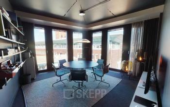 Modernes Büro in der Domstraße 10, Hamburg Altstadt, mit großen Fenstern und stilvollen Möbeln. Ideal für geschäftliche Besprechungen.