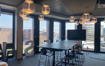 Modernes Büro in der Domstraße 10, Hamburg Altstadt, mit großen Fenstern und Konferenztisch.