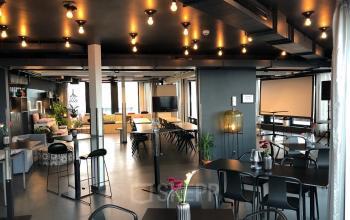 Moderner Coworking-Bereich in Hamburg Altstadt Domstraße 10 mit stilvollen Möbeln und Hängelampen an der Decke.