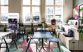 Modernes Büro in Görttwiete 16-20, Hamburg Altstadt mit Sitzgelegenheiten und buntem Dekor. Perfekt für alle, die ein Büro mieten möchten.
