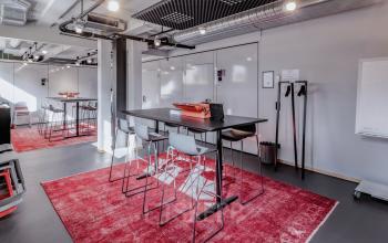 Modernes Büro in Görttwiete 16-20, Hamburg Altstadt mit Stehtischen und roten Teppichen. Ideal zum Büromieten.