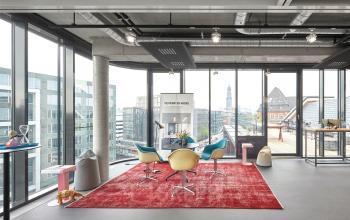 Modernes Büro in der Görttwiete 16-20, Hamburg Altstadt, mit großen Fenstern und hellem Arbeitsbereich. Ideal für alle, die ein Büro mieten möchten.