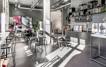 Modern eingerichteter Büroraum zur Miete im Bürogebäude Görttwiete 16-20, Hamburg Altstadt, mit Tischen, Stühlen und Regalen.