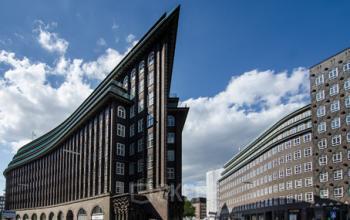 Beeindruckende Fassade des Bürogebäudes in der Hamburger Altstadt