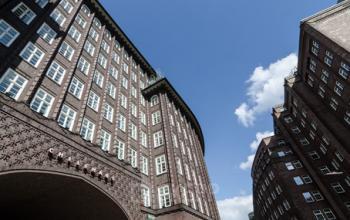 Stilvolle Außenansicht der Immobilie an der Fischertwiete in Hamburg-Altstadt