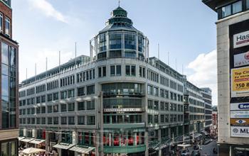 Fantastische Außenansicht des Bürogebäudes in Hamburg-Altstadt
