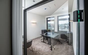 Helles Büro zur Miete in Ballindamm 27, Hamburg Altstadt mit modernem Schreibtisch und Stühlen, Teppichboden und Ausblick auf die Stadt.