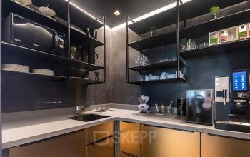 Moderner, kompakter Büroraum in der Hamburg Altstadt am Ballindamm 27 mit hochwertiger Ausstattung, ideal für die Bürofläche mieten.