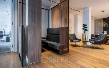 Moderner Büroraum in Hamburg Altstadt, Ballindamm 27. Stilvolle Einrichtung mit gemütlichen Sitzbereichen und modernen Arbeitsplätzen; ideal für alle, die eine Bürofläche mieten möchten.