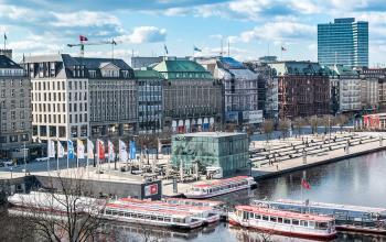 Außenansicht des Bürogebäudes Ballindamm 27 in Hamburg Altstadt. Der Standort bietet eine zentrale Möglichkeit, Büroraum zu mieten, nahe der Binnenalster.