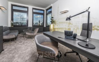 Modernes Büro im Ballindamm 27, Hamburg Altstadt, mit stilvoller Möblierung und großem Fensterblick. Ideal für produktives Arbeiten und repräsentatives Umfeld. Perfekt für Unternehmen, die büroraum mieten möchten.