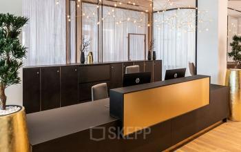 Moderne Empfangsbereich im Bürogebäude Ballindamm 27, Hamburg Altstadt mit funktionalem Design und eleganter Dekoration, ideal für Unternehmen, die Büroraum mieten möchten.