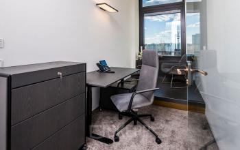 Moderner Büroraum am Ballindamm 27 in Hamburg Altstadt mit stilvollem Schreibtisch, Bürostuhl und Ausblick; ideal zum Büro mieten.