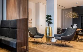 Modernes Büro mit stilvollen Sitzgelegenheiten und Holzboden in der Ballindamm 27, Hamburg Altstadt, ideal für Büroraum mieten.