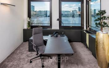 Modernes Büro im Ballindamm 27, Hamburg Altstadt, mit Blick auf das Wasser. Minimalistisches Design mit Schreibtisch und Stuhl. Ideal, um Büroraum zu mieten.