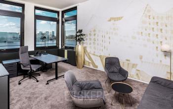 Modernes Büro in Ballindamm 27, Hamburg Altstadt, mit stilvoller Einrichtung und Blick auf die Elbe. Ideal zum Büroraum mieten in entspannter Atmosphäre.