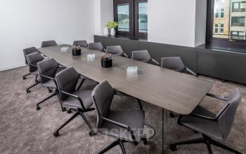 Moderner Konferenzraum im Ballindamm 27, Hamburg Altstadt, mit einem großen Tisch und drehbaren Stühlen, ideal um Büroräume zu mieten.