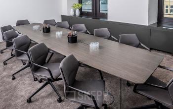 Moderner Konferenzraum im Bürogebäude Ballindamm 27, Hamburg Altstadt, mit großem Tisch und eleganten Stühlen, ideal zum Büroraum mieten.