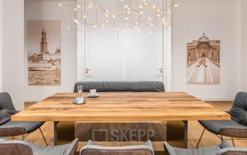 Moderner Konferenzraum in Ballindamm 27, Hamburg Altstadt mit stilvollem Tisch und bequemen Stühlen. Großartige Option, um Büroraum zu mieten mit einladender Atmosphäre.