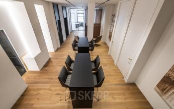 Modernes Büro in Ballindamm 27, Hamburg Altstadt, mit Holzboden und Stilvollen Tischen. Perfekt für Unternehmen, die Büroraum mieten möchten.