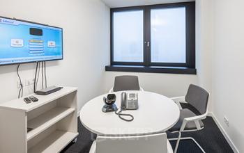 Moderner Konferenzraum des Bürogebäues in Hamburg