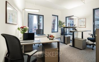 Bright and modern workspace at Überseeallee 1 in Hamburg Hafencity featuring adjustable desks, ergonomic chairs, and natural light, ideal for office space rental.