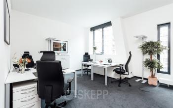 Modern office space rental at Überseeallee 1 in Hamburg Hafencity, featuring sleek desks, ergonomic chairs, and natural lighting, ideal for productive work in a contemporary setting.