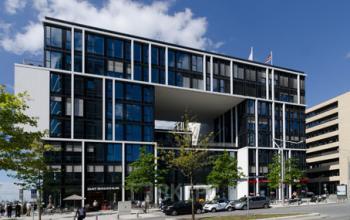 Beeindruckende Außenansicht des Bürogebäudes in Hamburg-Hafencity