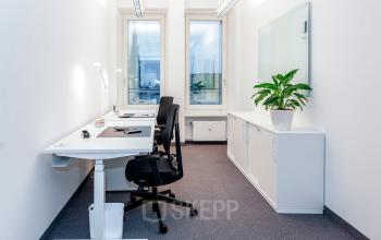 Gemütlicher Arbeitsplatz in hellem Büro