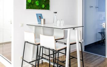 Gemeinschaftsraum mit Tisch und Barhockern
