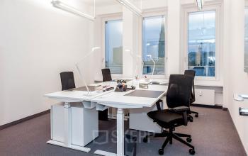 Voll ausgestattetes Büro mit ergonomischen Möbeln