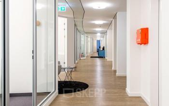 Heller langer Flur mit angrenzenden Büros