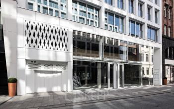 Außenansicht Bürogebäude vom Alsterfleet aus