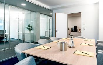 Meetingraum mit angrenzendem Flur