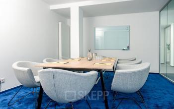 Perfekt eingerichteter Konferenzraum in blauen Farben