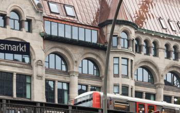 Außenansicht Bürogebäude mit imposanter Fassade