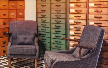Sitzsessel mit Schrank zum Sachen ablegen