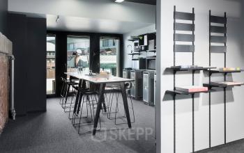 Arbeitsplätze in modernem Coworking-Bereich