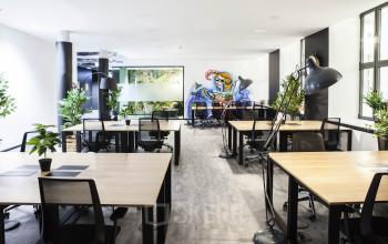 Großer Büroraum mit (flexiblen) Arbeitsplätzen und viel grün