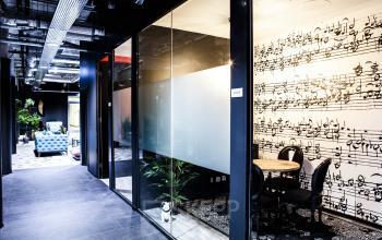 Flur mit fantastischer Noten-Tapete