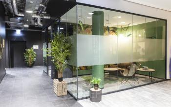 Schicker Flur mit verglastem Büro
