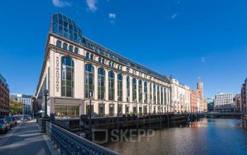 Imposante Außenansicht Bürogebäude mit Wasserbecken